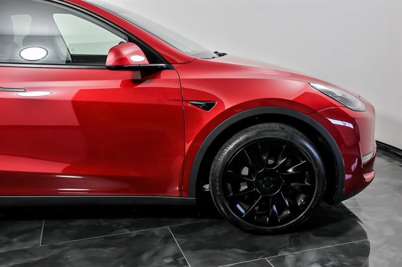 Used 2022 Tesla Model Y Long Range image 12