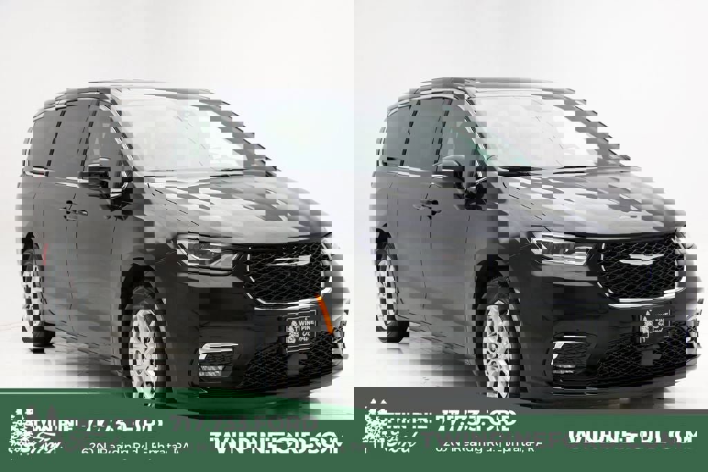 Used 2025 Chrysler Pacifica Select