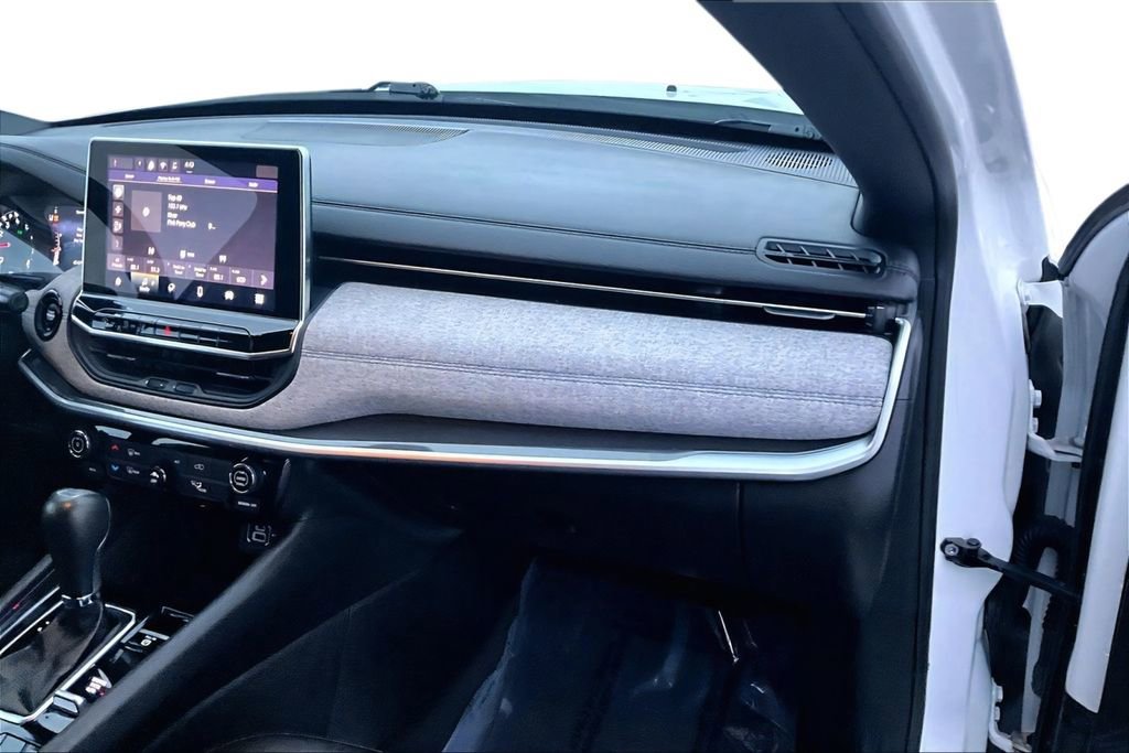 Used 2024 Jeep Compass Latitude image 17