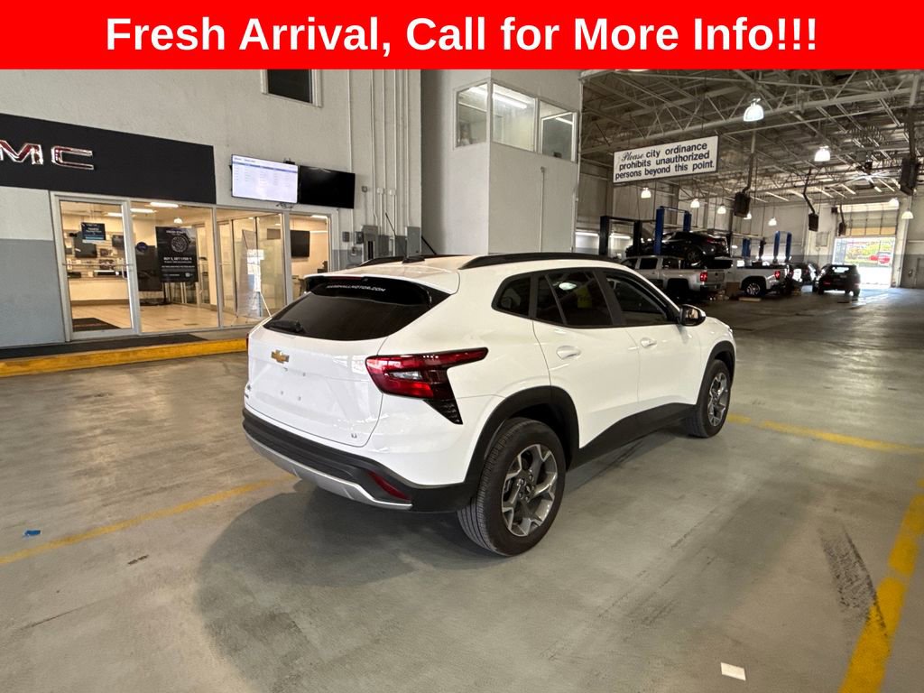 Used 2025 Chevrolet Trax LT w/ LT Convenience Package image 6