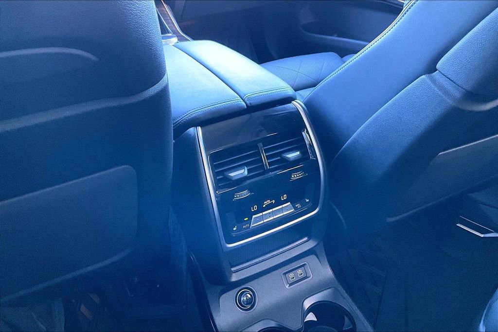 Used 2024 BMW X7 xDrive40i image 32