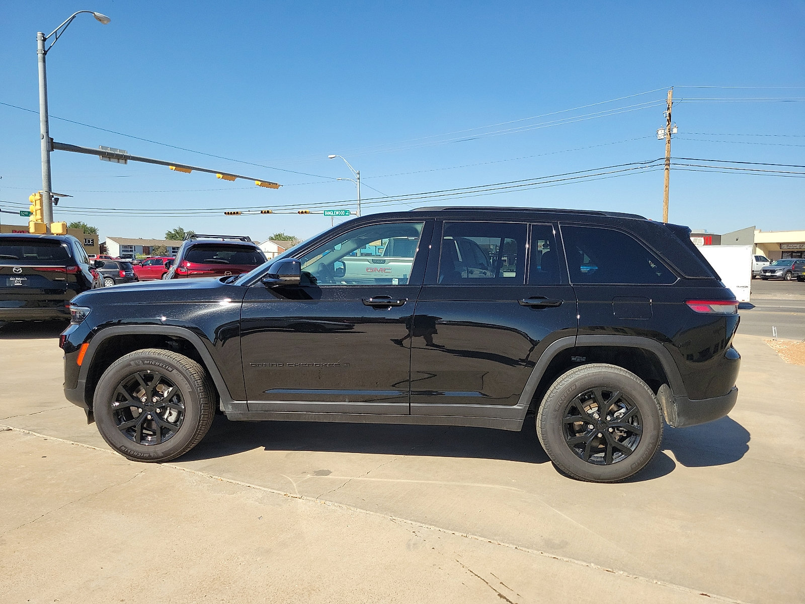 Used 2025 Jeep Grand Cherokee Altitude AWD/4WD image 4