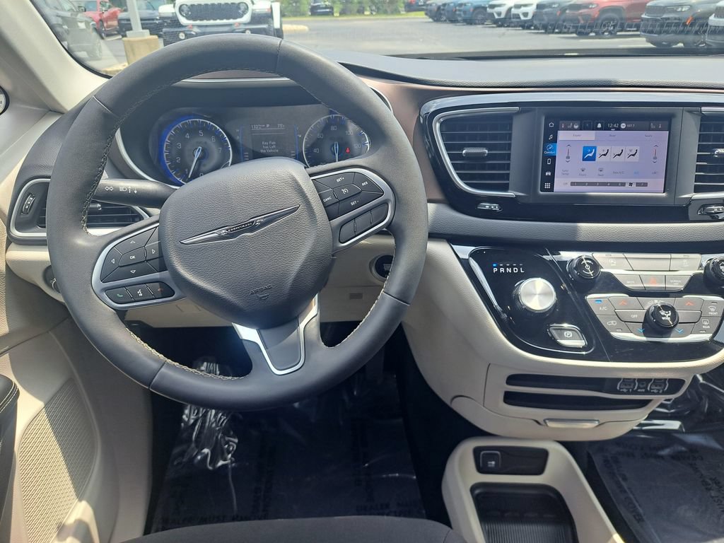 Certified 2023 Chrysler Voyager LX FWD image 13