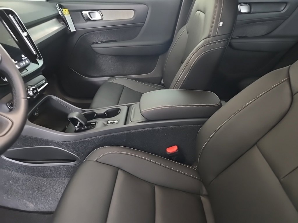 Certified 2025 Volvo XC40 B5 Core image 10