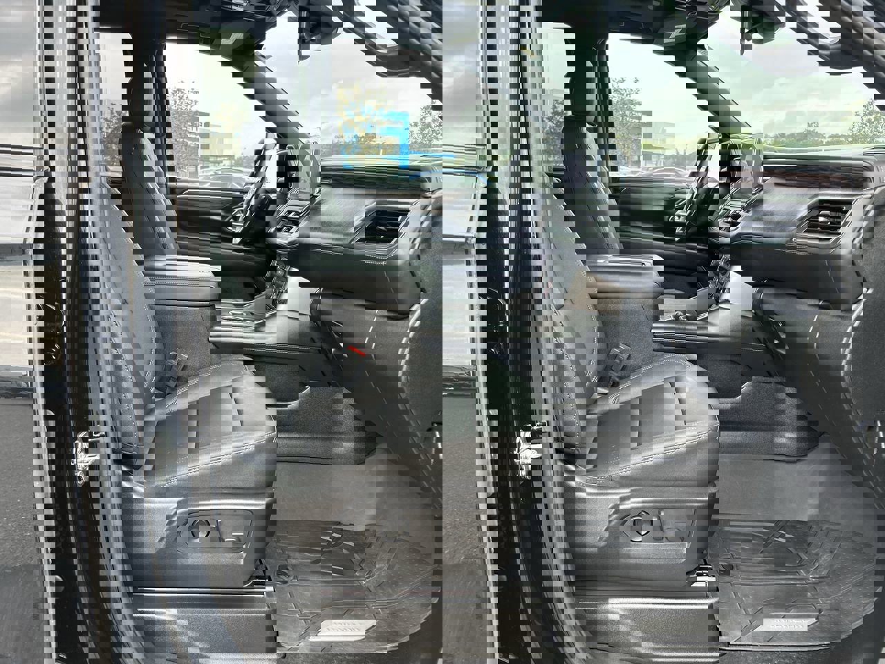 Used 2023 Chevrolet Tahoe Z71 w/ Z71 Off-Road Package image 17