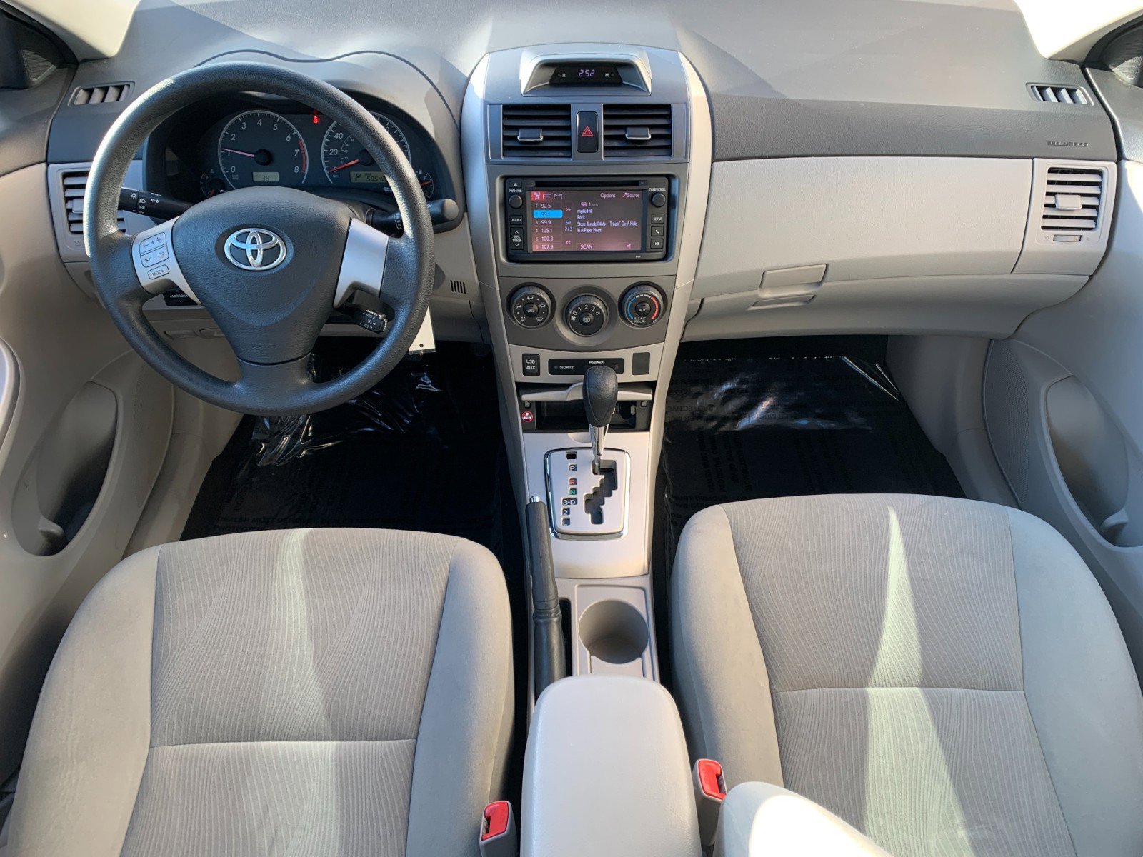 Used 2013 Toyota Corolla LE image 19