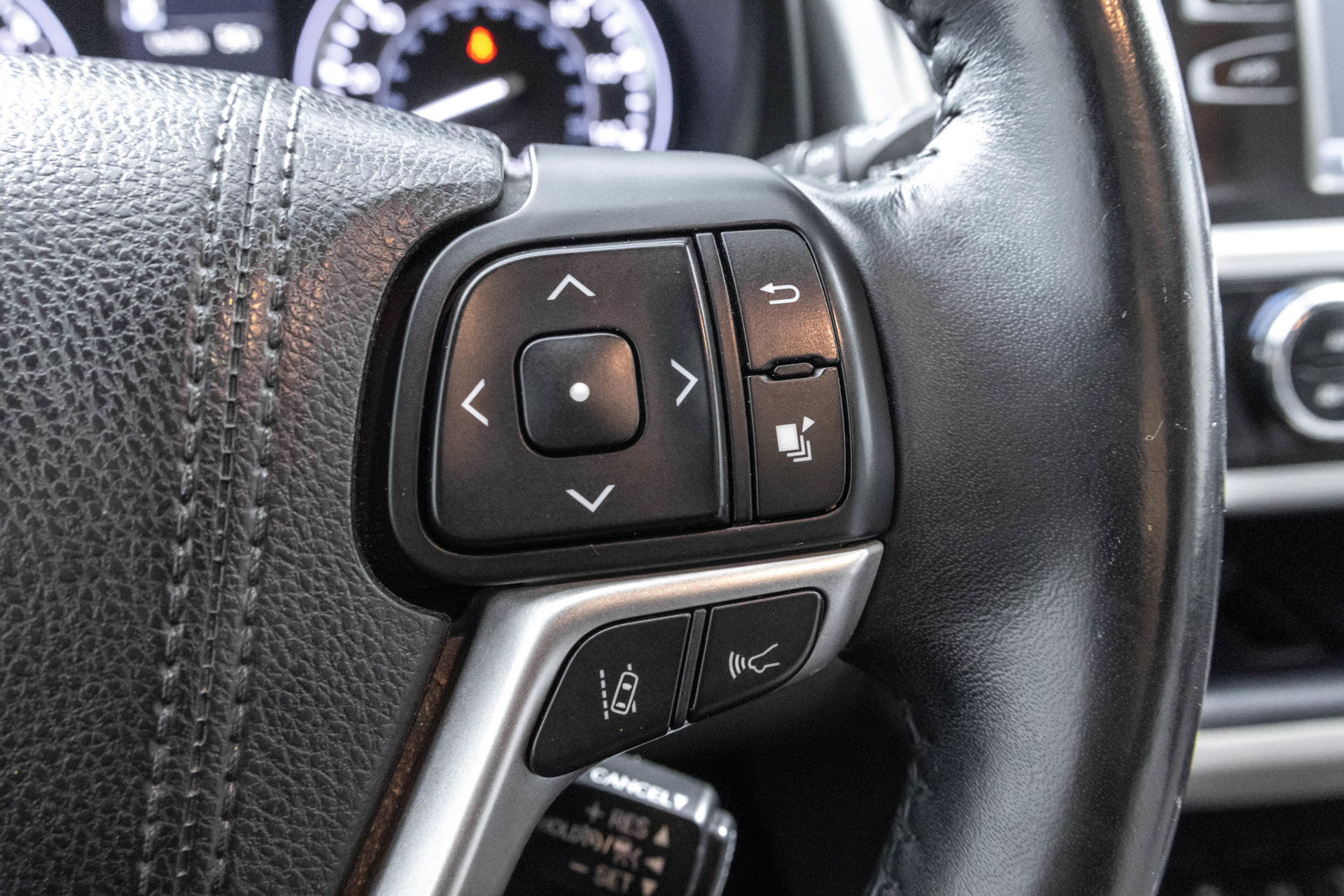 Used 2018 Toyota Highlander XLE AWD/4WD image 28