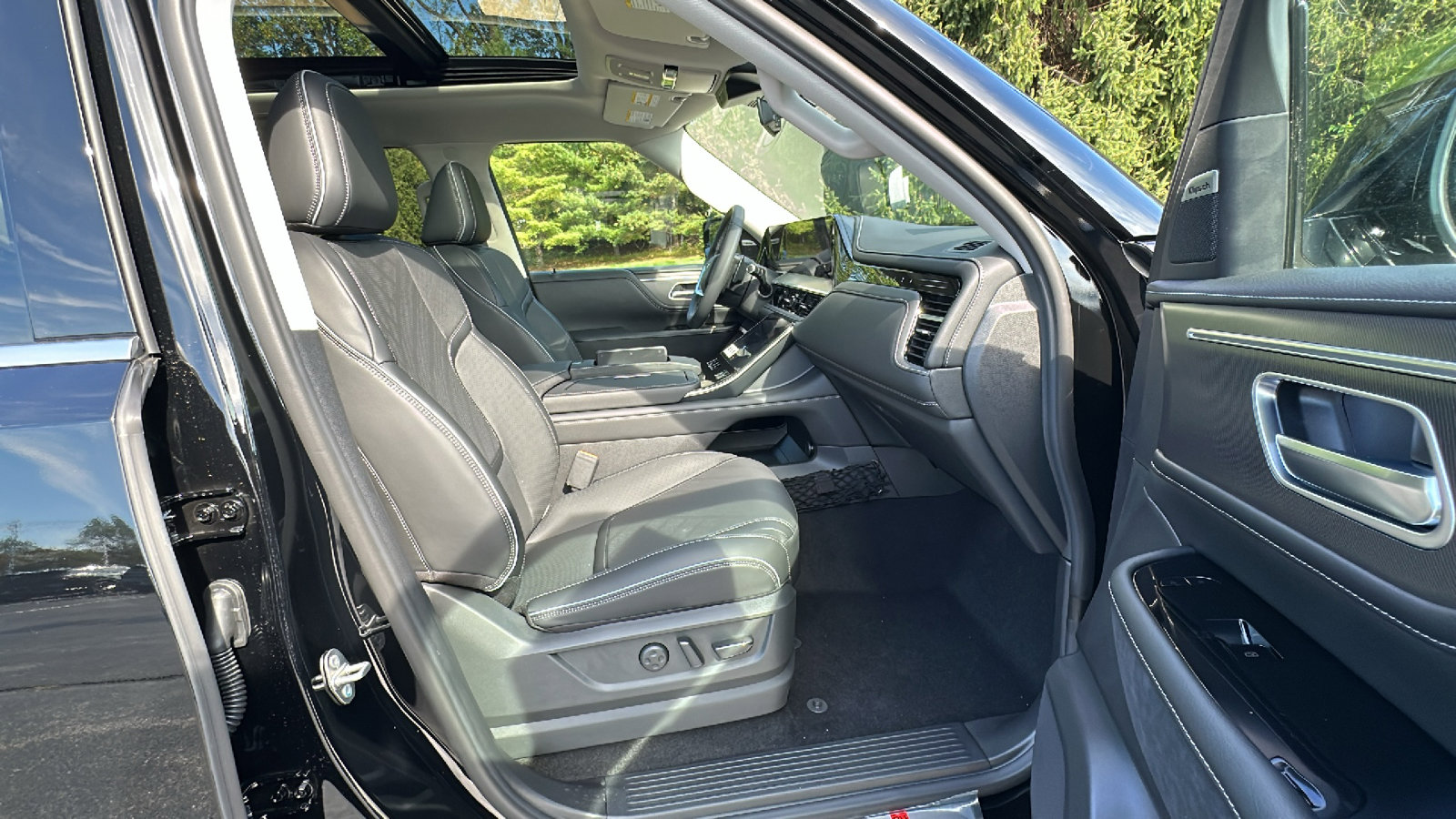 New 2026 INFINITI QX80 Luxe w/ Cargo Package image 9