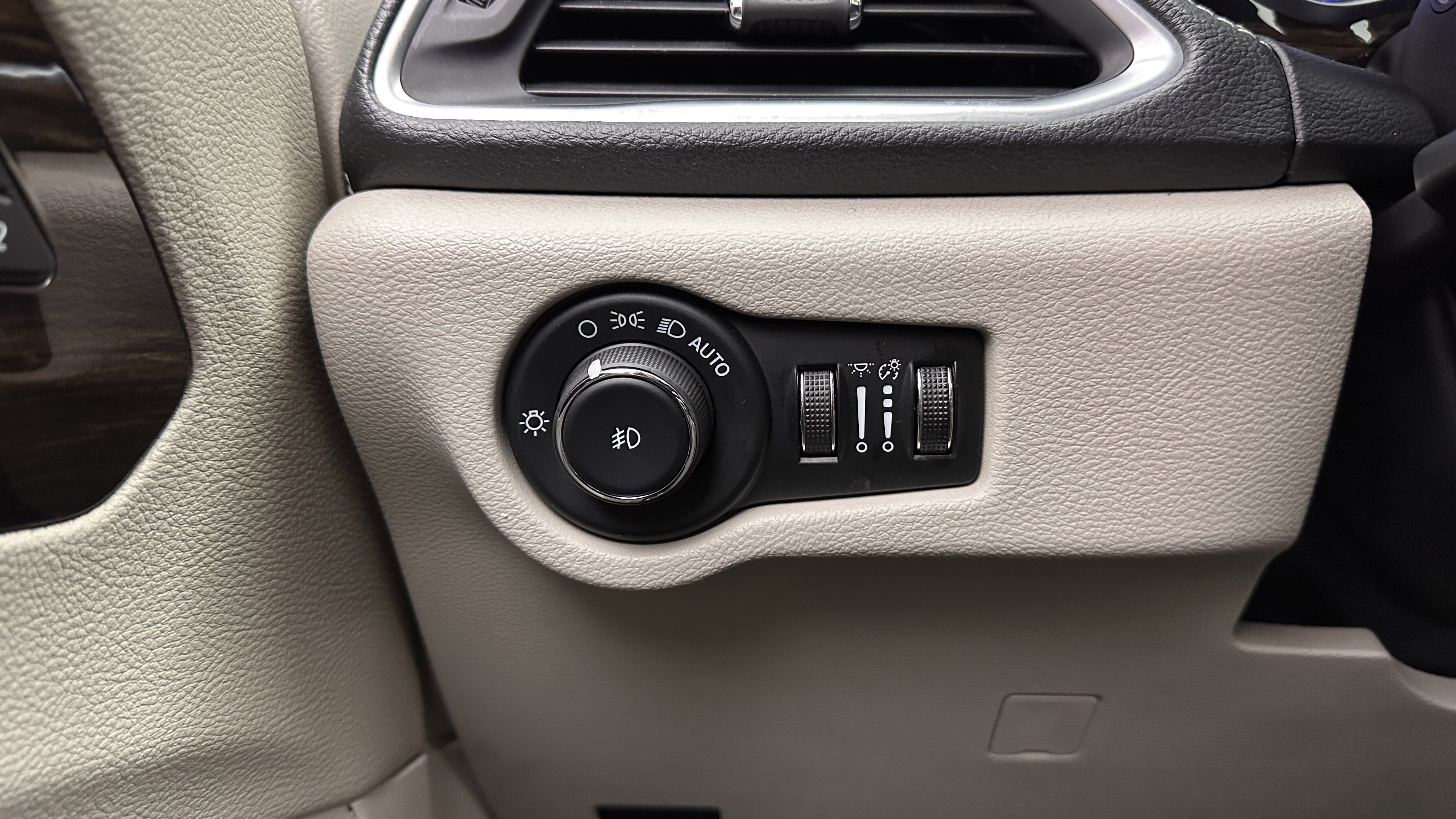 Used 2023 Chrysler Pacifica Limited image 24