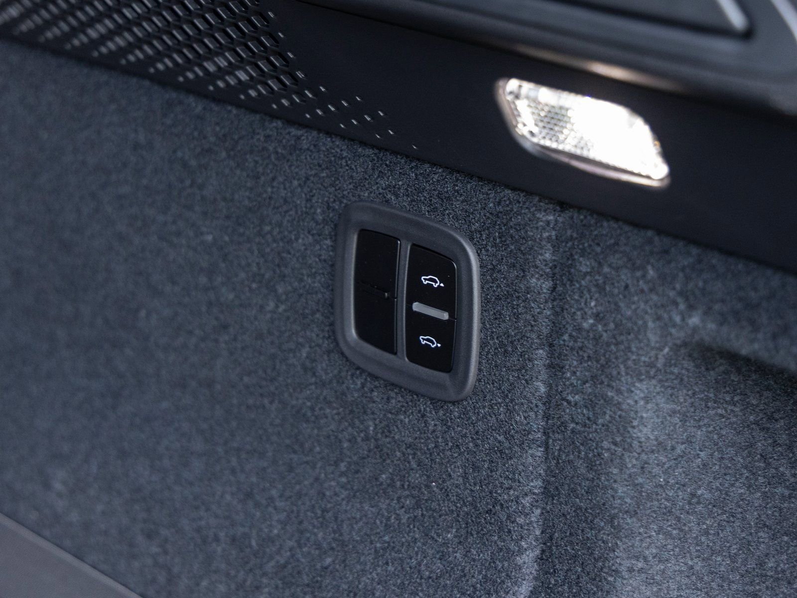 Certified 2025 Porsche Macan 4 Electric image 44