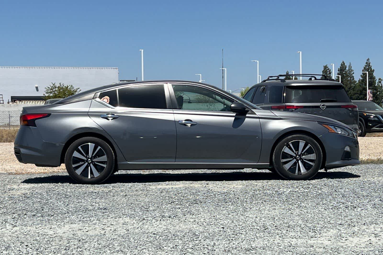 Used 2022 Nissan Altima 2.5 SV FWD image 9