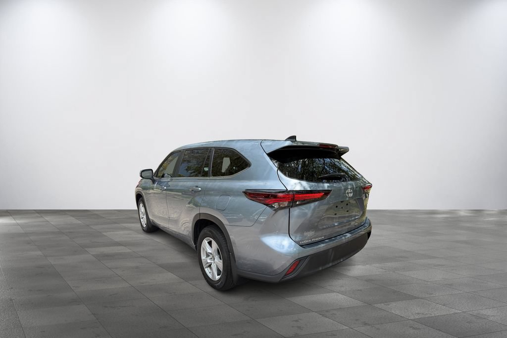 Used 2024 Toyota Highlander LE FWD image 4
