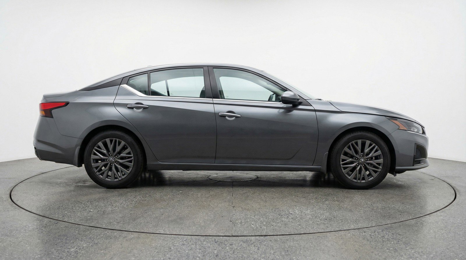 Used 2025 Nissan Altima 2.5 SV FWD image 11