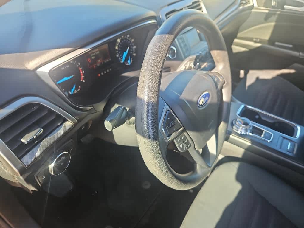 Used 2017 Ford Fusion SE FWD image 9