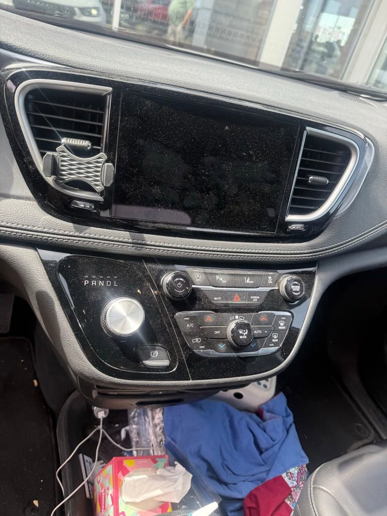 Used 2023 Chrysler Pacifica Touring-L w/ Uconnect Theater Family Group FWD image 13