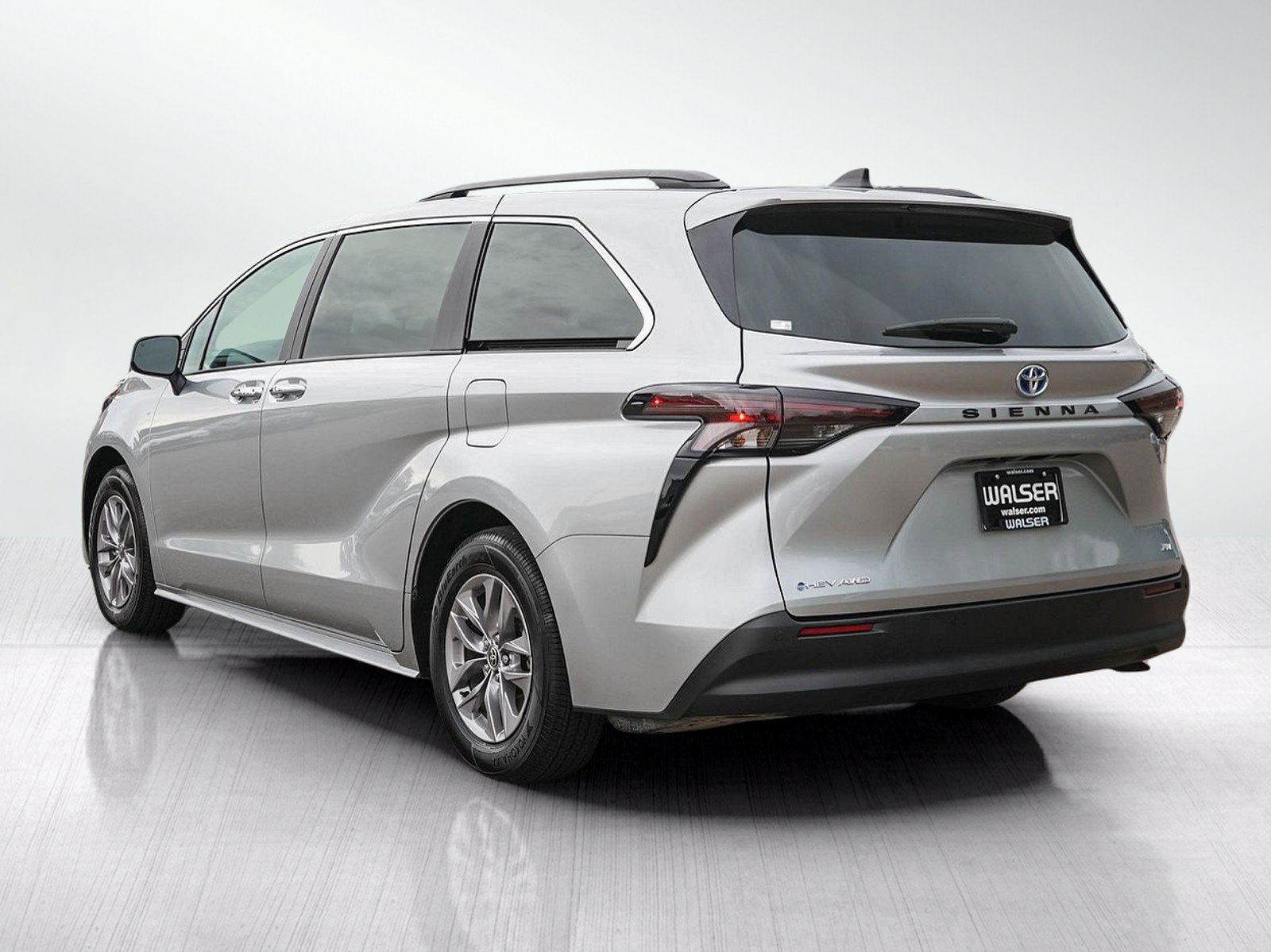 Used 2025 Toyota Sienna XLE w/ XLE Plus Package AWD/4WD image 3