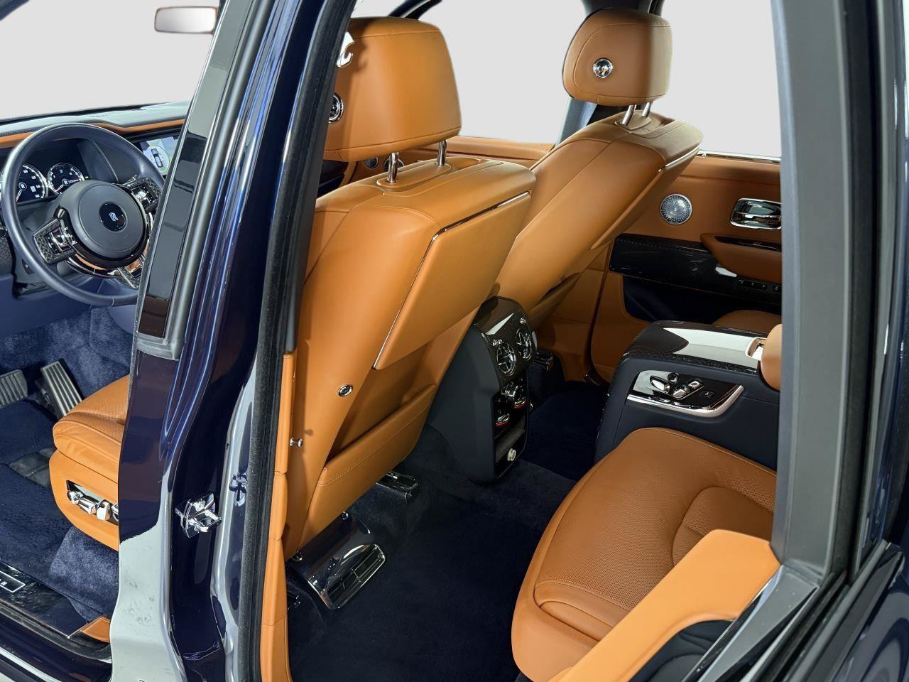 Used 2022 Rolls-Royce Cullinan Black Badge w/ Dark Exterior Package AWD/4WD image 35
