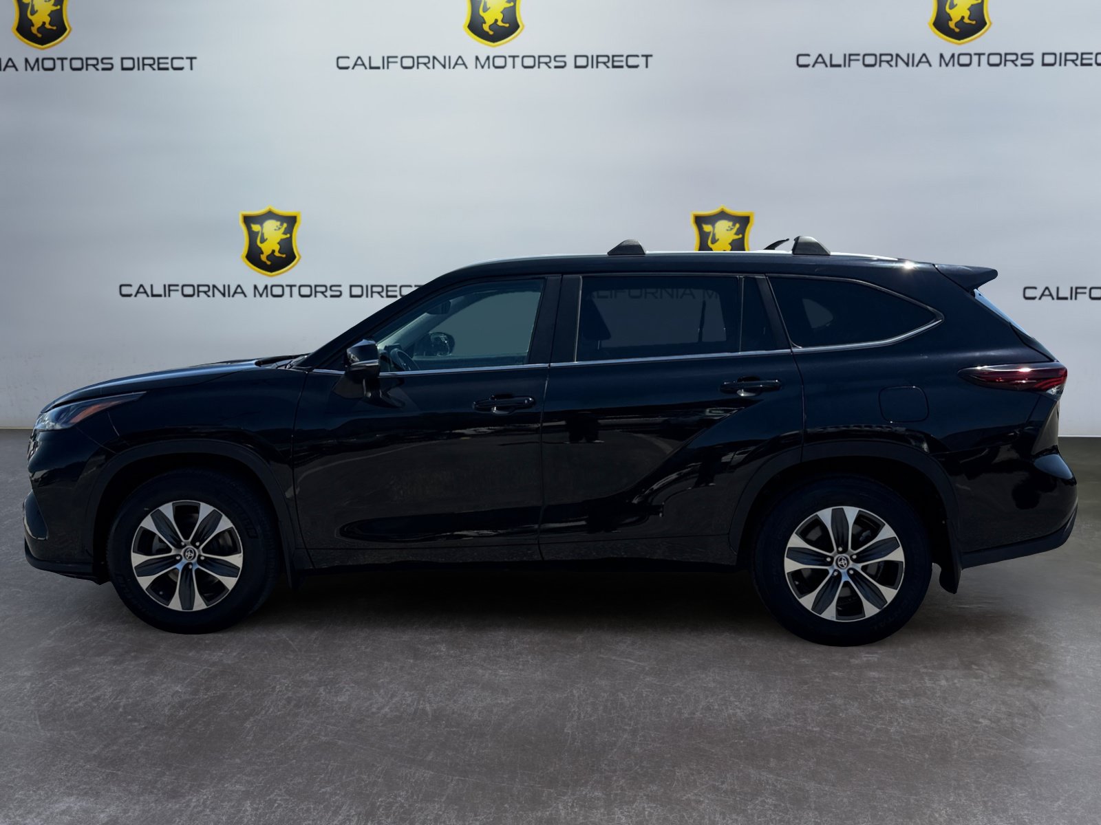 Used 2024 Toyota Highlander XLE FWD image 2
