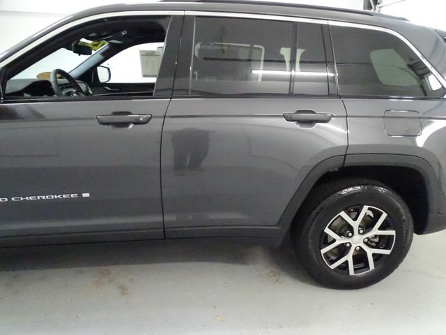 Certified 2025 Jeep Grand Cherokee Limited w/ Luxury Tech Group II AWD/4WD image 21