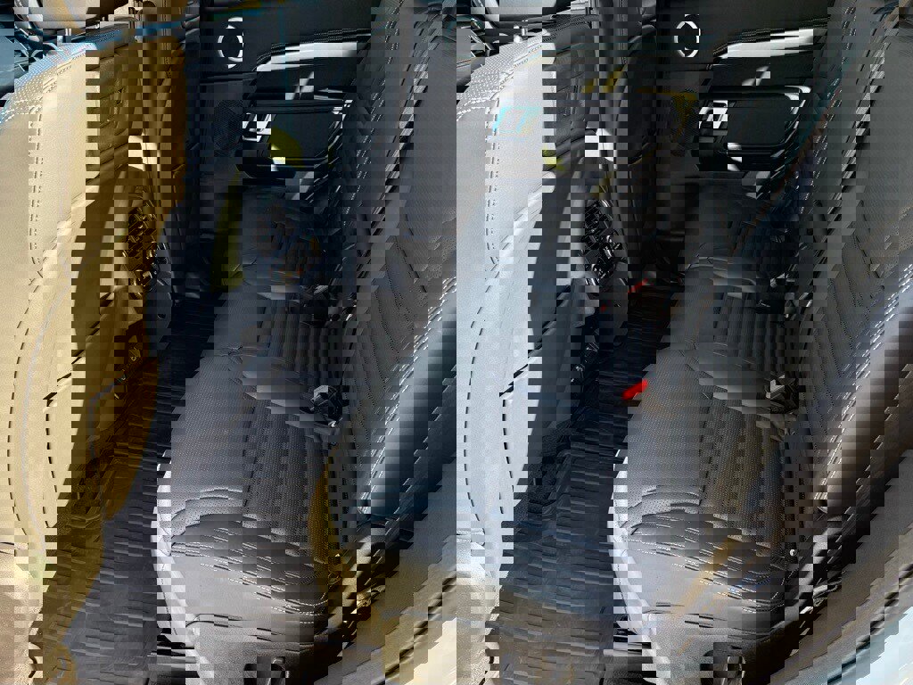 Certified 2025 Land Rover Discovery Dynamic SE image 33