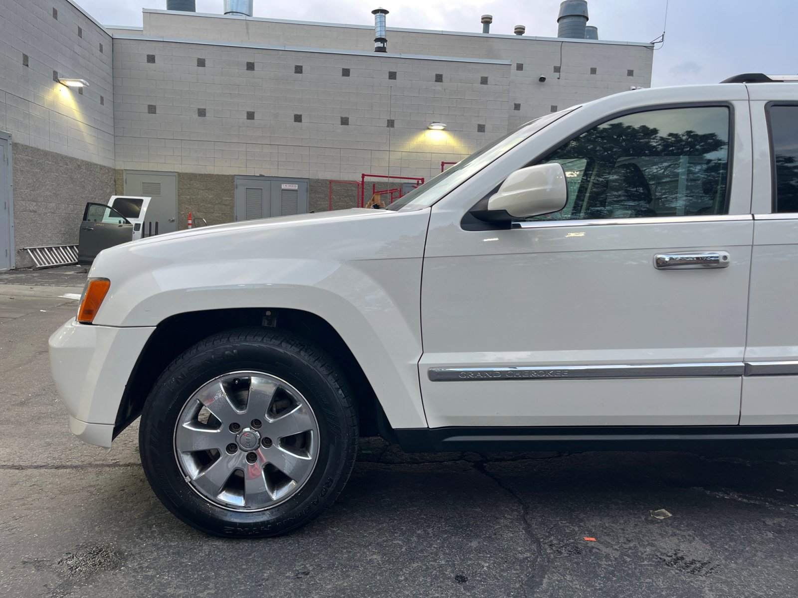 Used 2010 Jeep Grand Cherokee Limited w/ Trailer Tow Group IV image 9