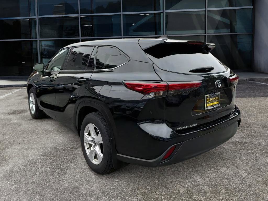 Used 2022 Toyota Highlander LE image 3