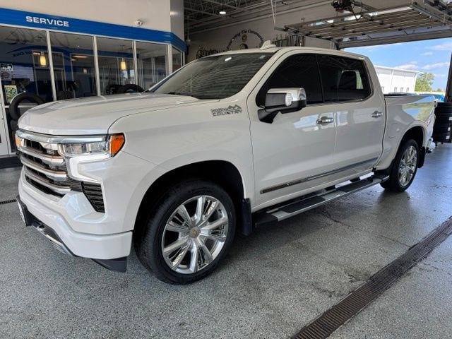 Used 2022 Chevrolet Silverado 1500 High Country w/ High Country Premium Package AWD/4WD image 4