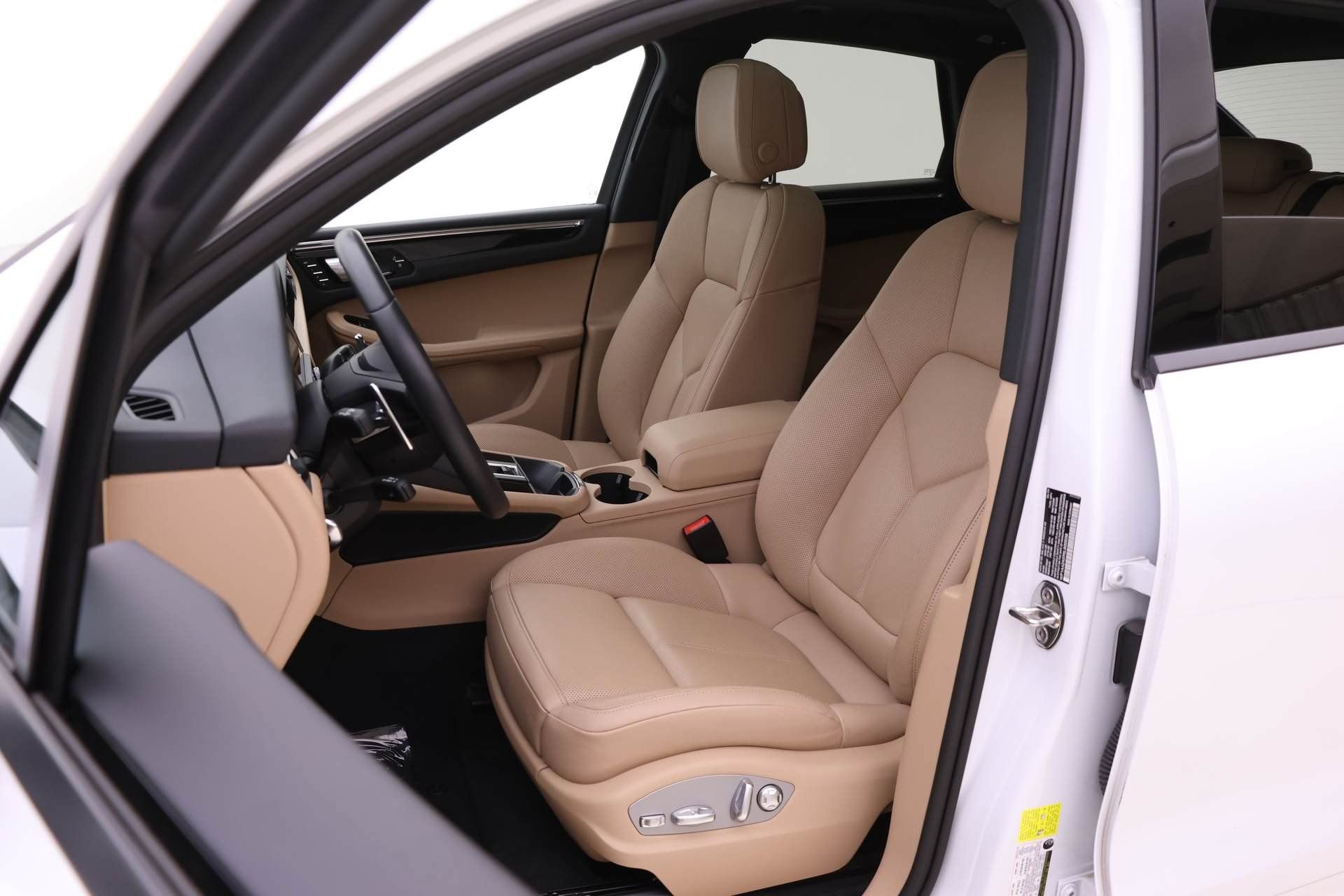 Used 2025 Porsche Macan AWD/4WD image 5