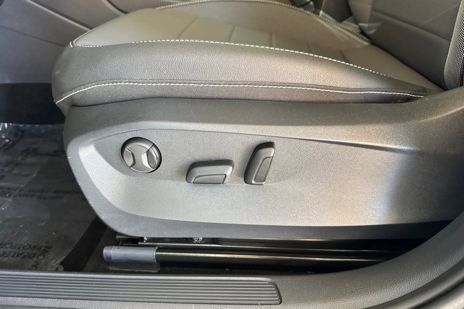 Used 2024 Volkswagen Taos SE w/ Panoramic Sunroof Package FWD image 13