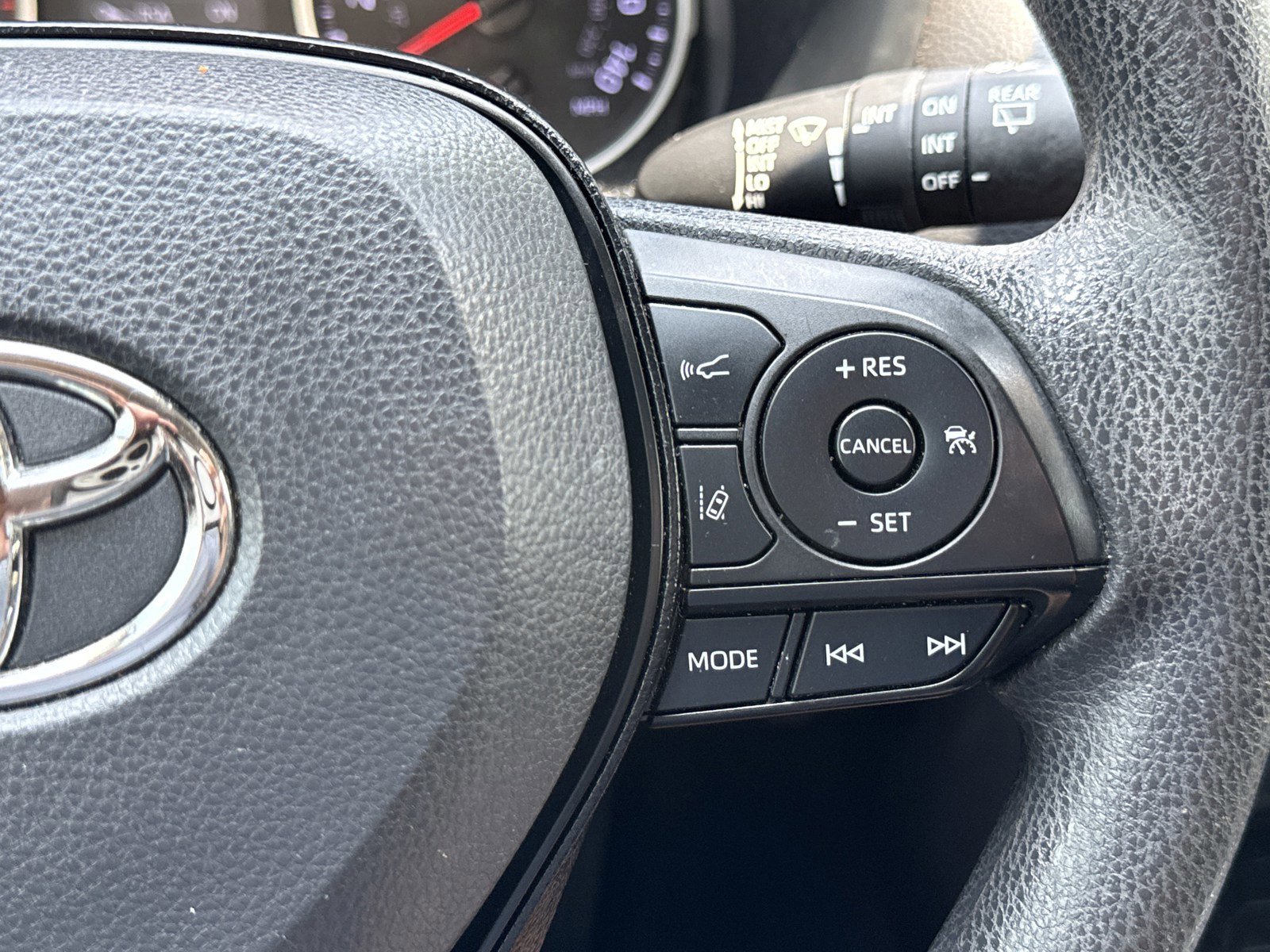 Used 2021 Toyota RAV4 XLE w/ Convenience Package FWD image 22