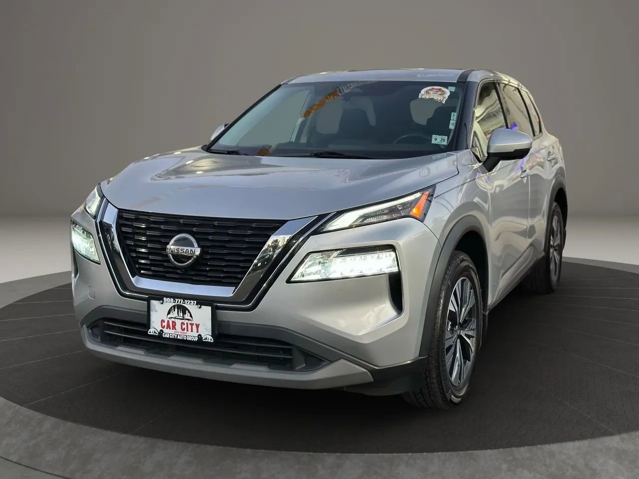 Used 2021 Nissan Rogue SV image 1