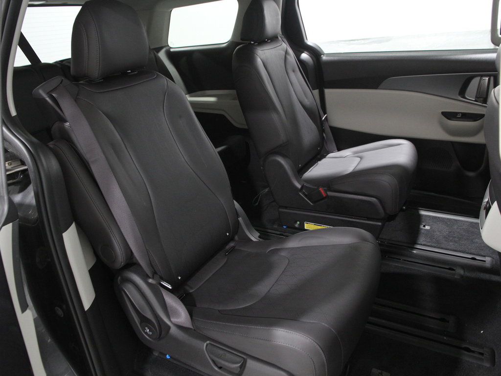 Used 2024 Kia Carnival LX image 17