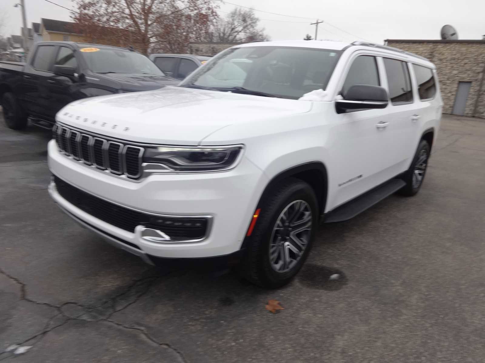 Used 2024 Jeep Wagoneer L Series II w/ Flexible Seating Group image 3