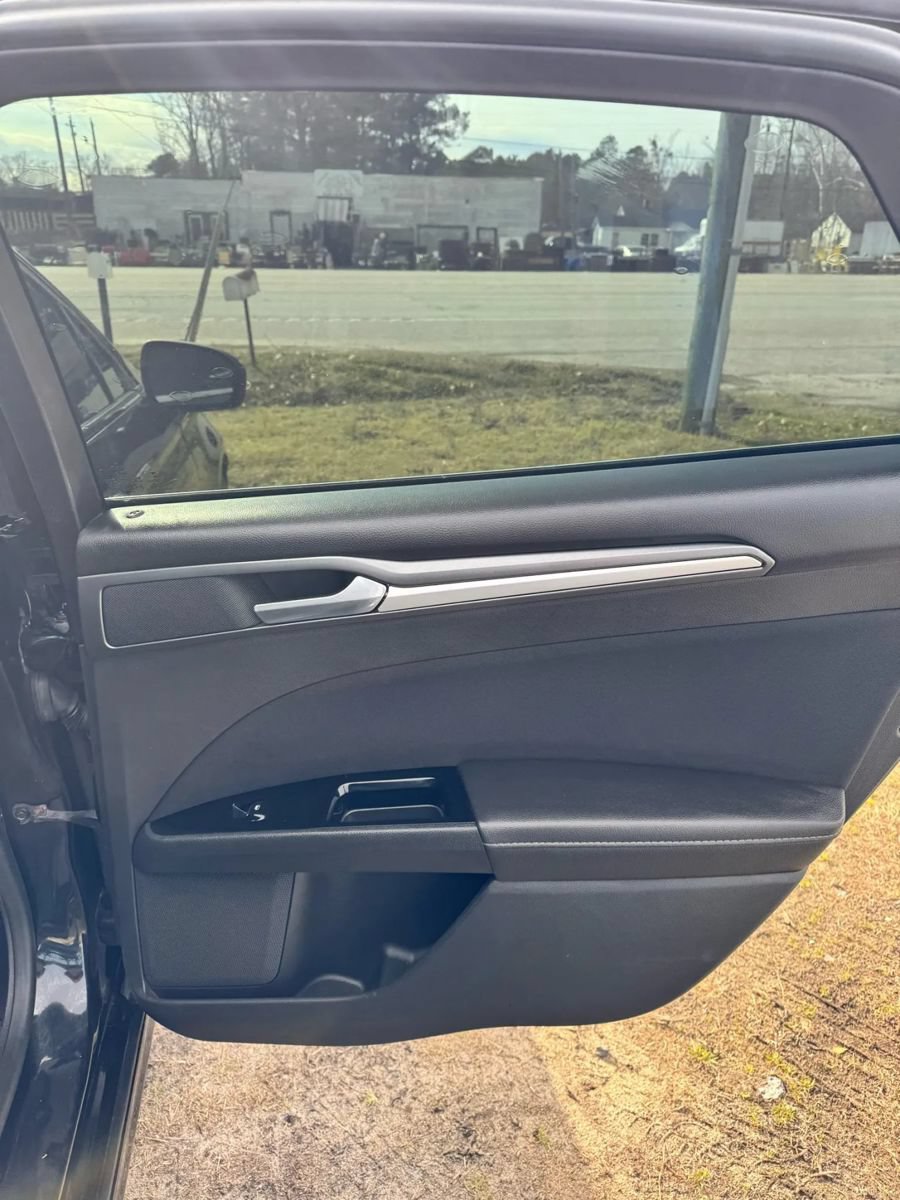 Used 2015 Ford Fusion SE FWD image 15