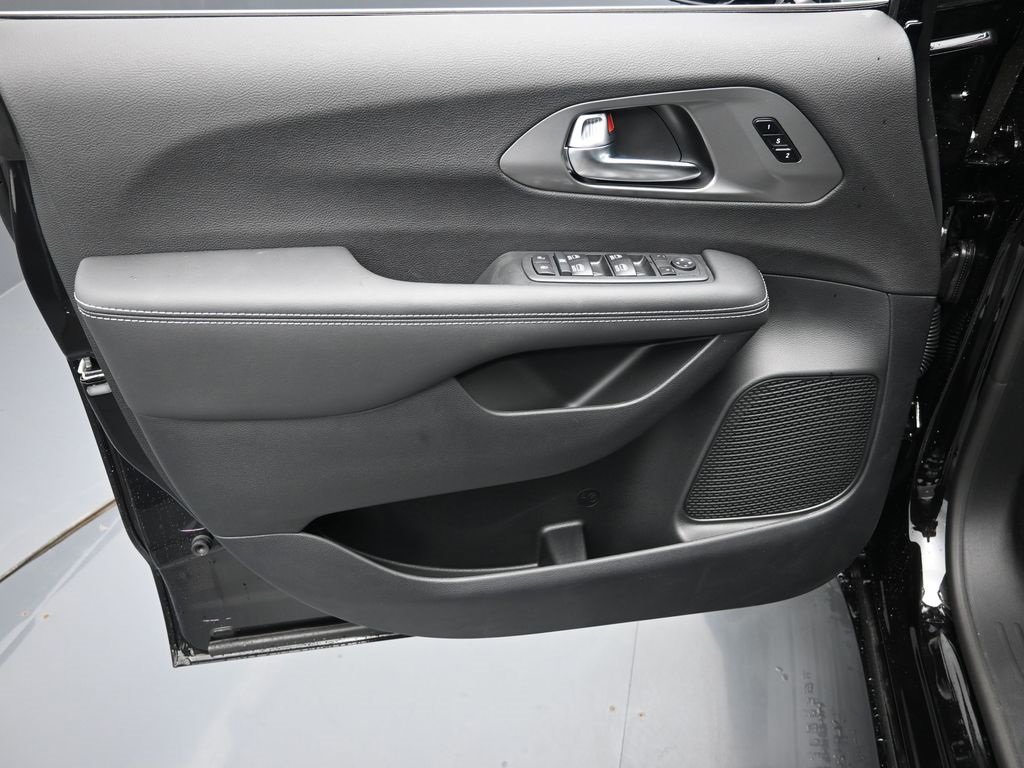 New 2026 Chrysler Pacifica Select image 9