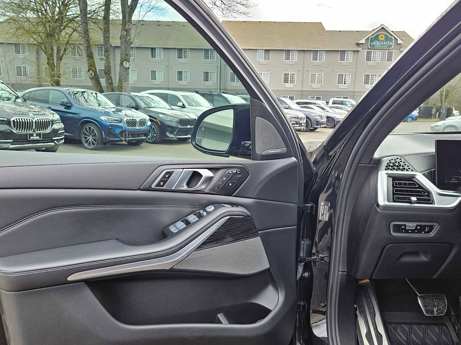 Used 2023 BMW X7 M60i w/ Climate Comfort Package image 46