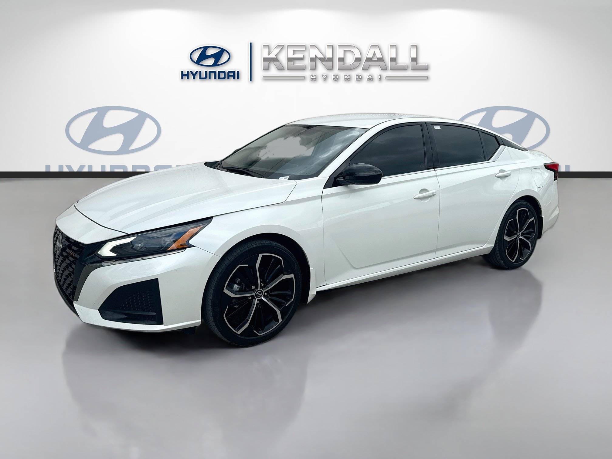 Used 2024 Nissan Altima 2.5 SR FWD image 3