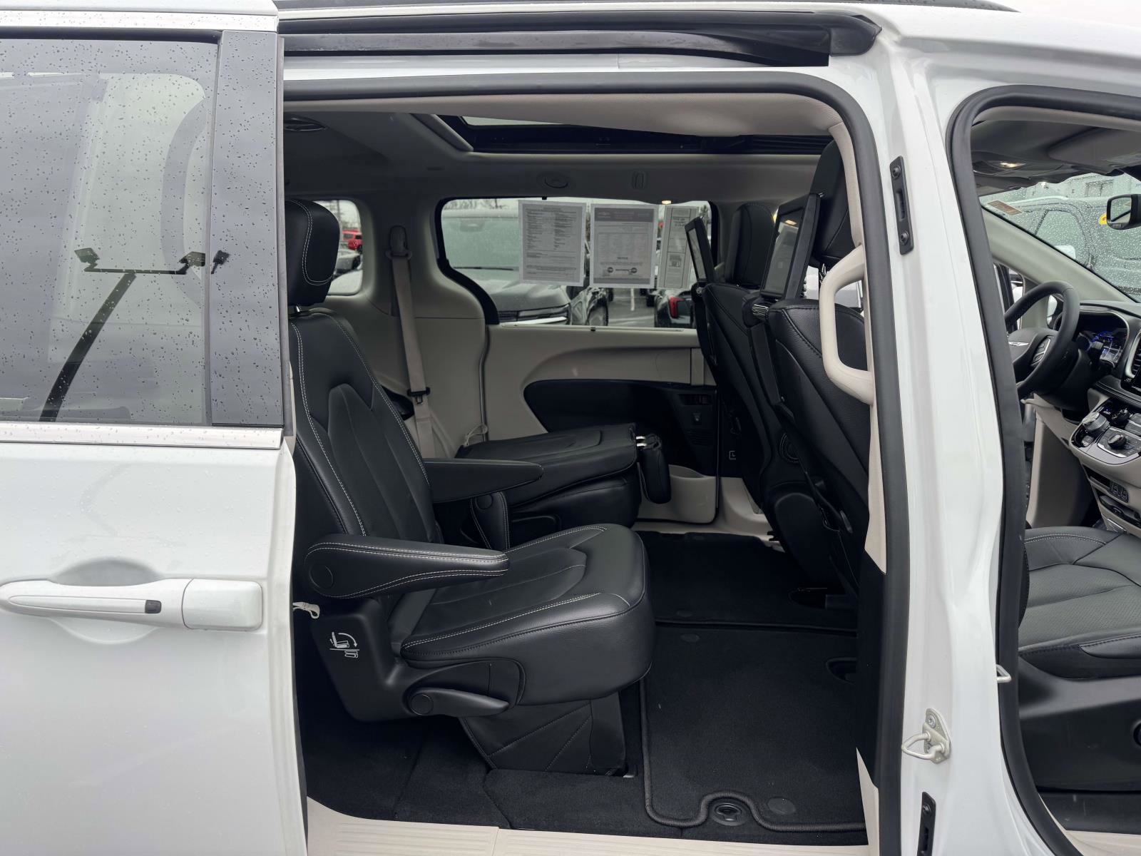 Used 2022 Chrysler Pacifica Touring-L w/ Uconnect Theater Family Group AWD/4WD image 16