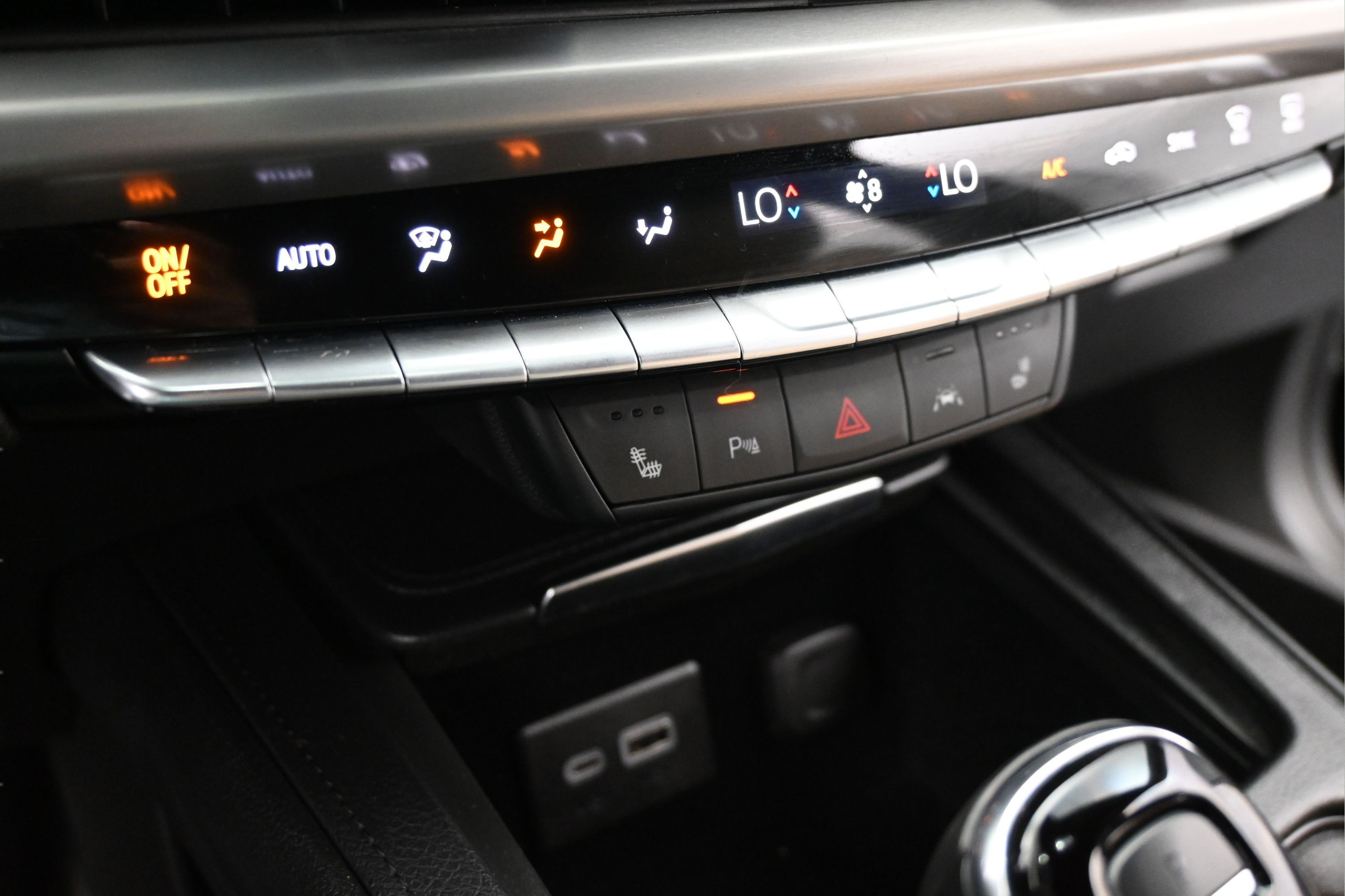 Used 2024 Cadillac XT4 Luxury w/ Cold Weather Package FWD image 19