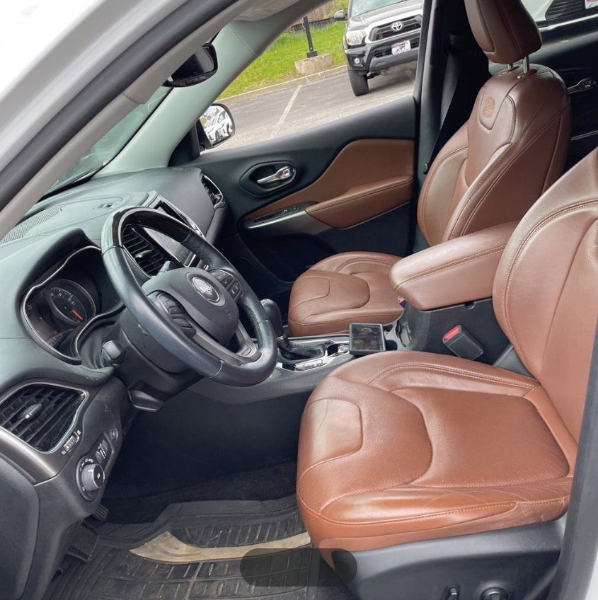 Used 2019 Jeep Cherokee Overland w/ Technology Group AWD/4WD image 14