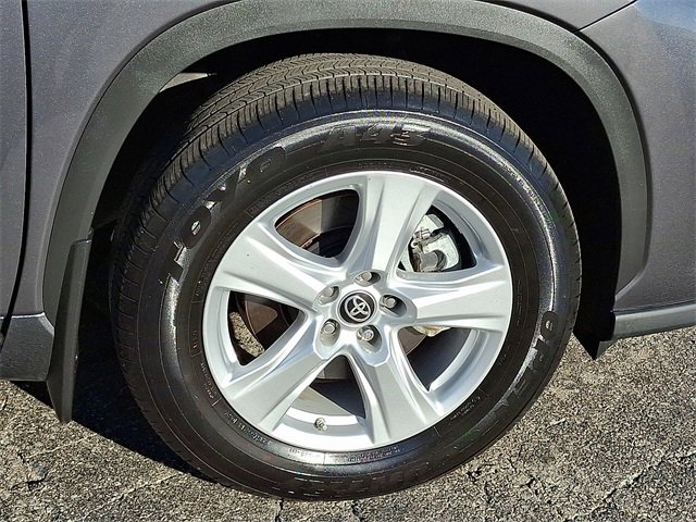 Used 2024 Toyota Highlander LE image 8