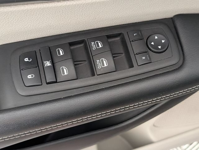 Used 2022 Chrysler Pacifica Touring-L FWD image 12