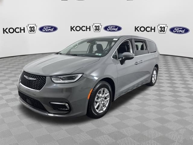 Used 2023 Chrysler Pacifica Touring-L image 3