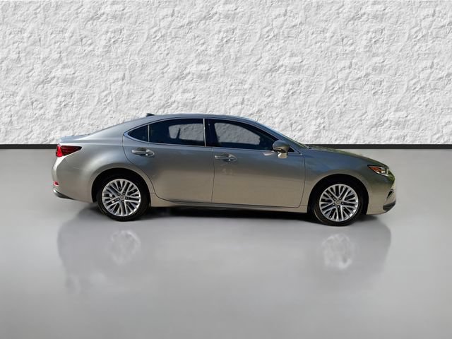 Used 2017 Lexus ES 350 w/ Ultra Luxury Package FWD image 2