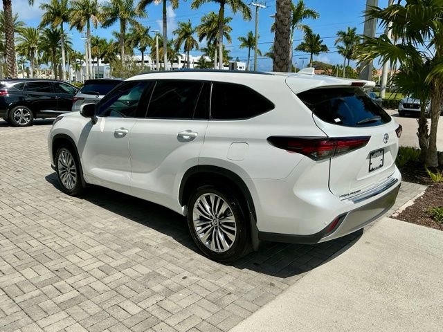 Used 2025 Toyota Highlander Platinum image 4