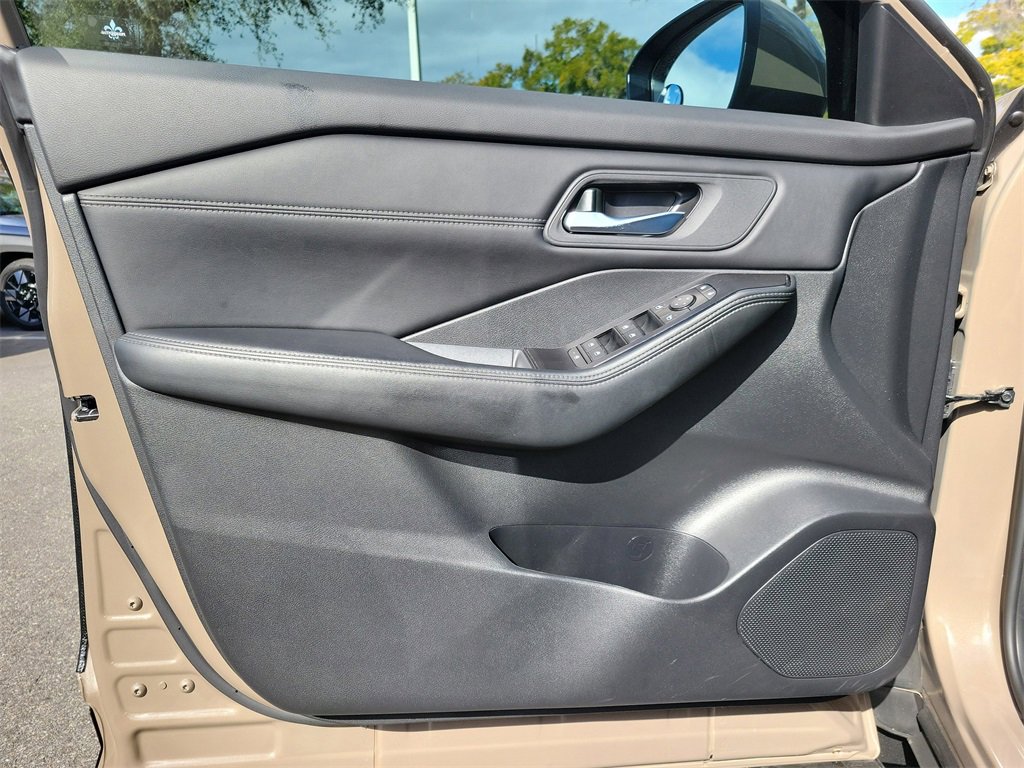 Used 2024 Nissan Rogue SV w/ SV Premium Package image 17