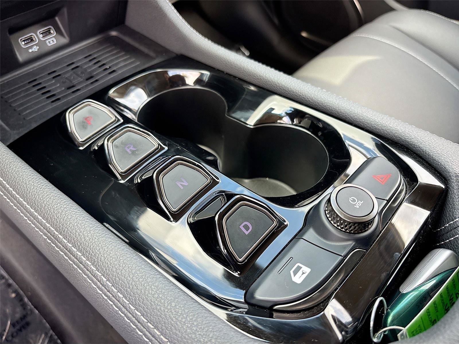 New 2025 VinFast VF 8 Eco AWD/4WD image 16