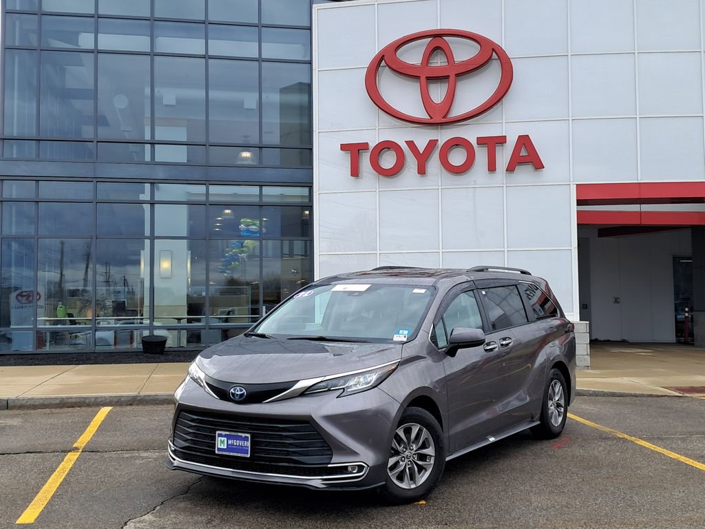 Used 2022 Toyota Sienna XLE w/ XLE Plus Package image 1