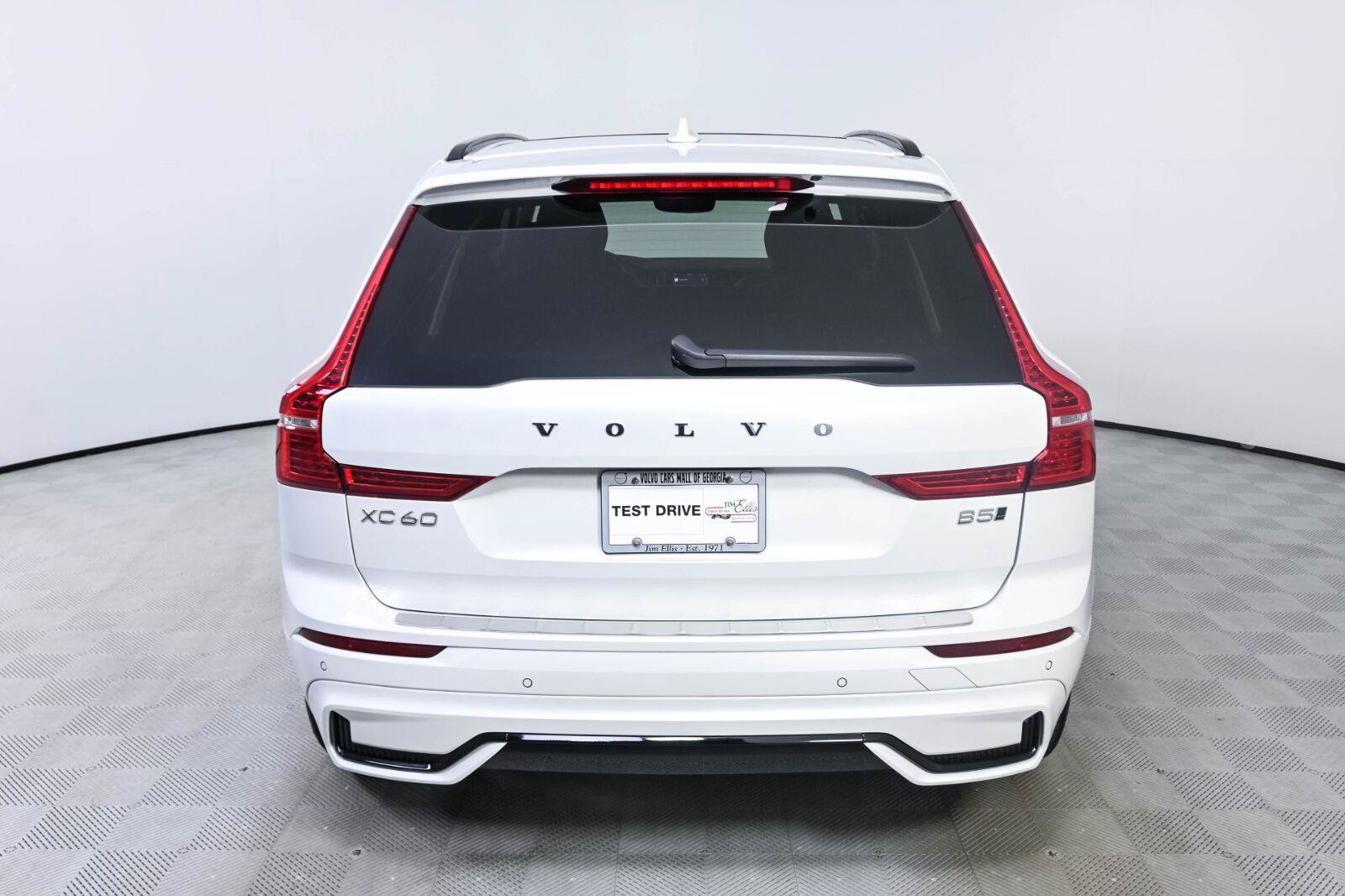 Certified 2025 Volvo XC60 B5 Plus w/ Protection Package Premier AWD/4WD image 27