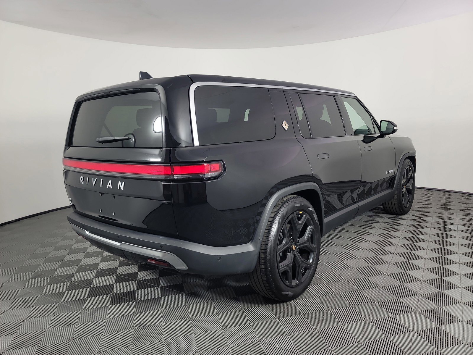 Used 2024 Rivian R1S Adventure image 5